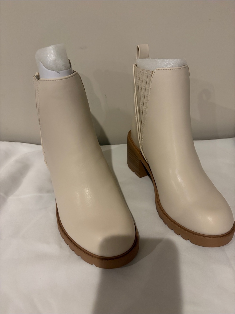Women's Cream Chelsea Heel Boot, Sz 6